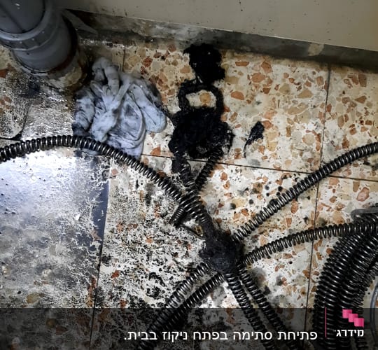 כבל אינסטלציה מלוכלך על רצפה רטובה